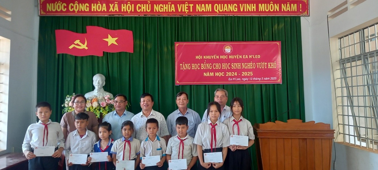 Trao học bổng cho học sinh nghèo hiếu học ở xã Ea H’Leo